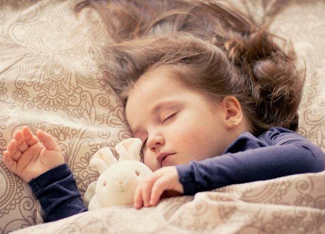 nukkuva lapsi ja unilelu